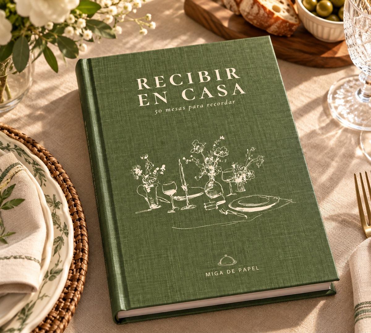 Cuaderno Recibir en casa sobre una mesa puesta